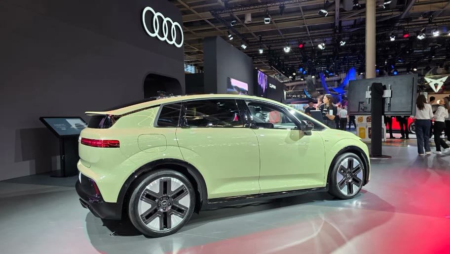 Audi A2 e-tron visto desde atrás